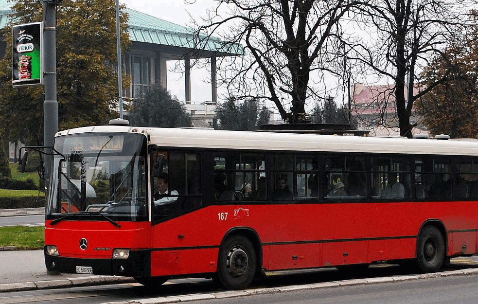 U Beogradu povređeno troje putnika u gradskom prevozu: Među njima i MALOLETNA DEVOJČICA